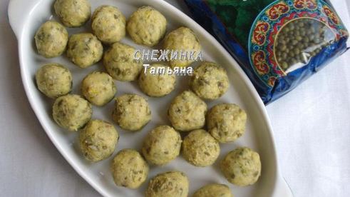 фрикадельки из маша с банановым соусом в капустных лепестках