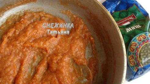 фрикадельки из маша с банановым соусом в капустных лепестках