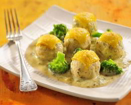 Фрикадельки из трески в сливочном соусе с брокколи