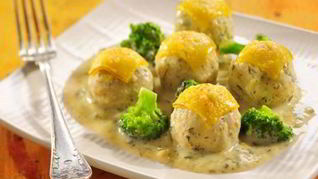 Фрикадельки из трески в сливочном соусе с брокколи