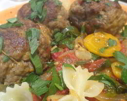 Фрикадельки на овощной подушке