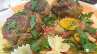 Фрикадельки на овощной подушке