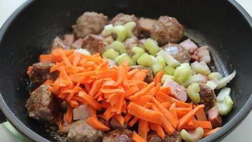 фрикадельки с фасолью и овощами