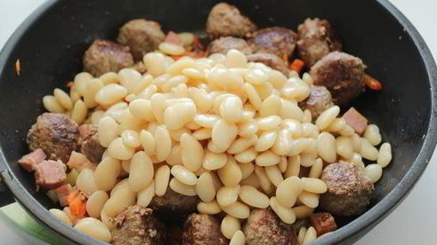 фрикадельки с фасолью и овощами