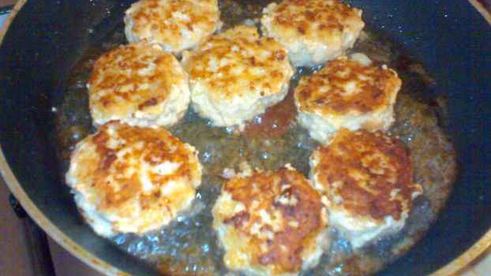 фрикадельки с макаронами в соусе