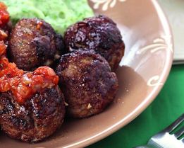 Фрикадельки с зеленым пюре