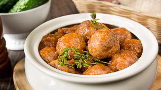 Фрикадельки в пикантном томатном соусе