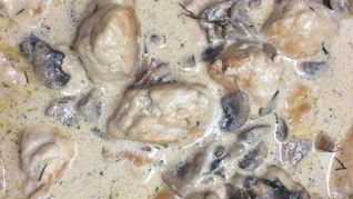 Фрикадельки в сливочно-сырном грибном соусе