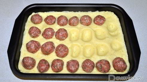 фрикадельки, запеченные с картофельным пюре