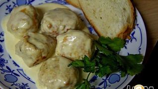 Куриные фрикадельки в сырно-сливочном соусе