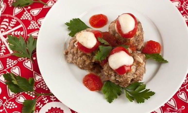 Рецепт мясных фрикаделек с моцареллой