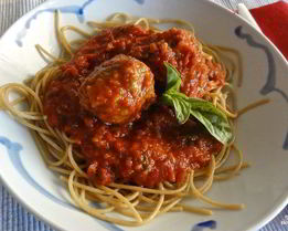 Паста с фрикадельками в томатном соусе