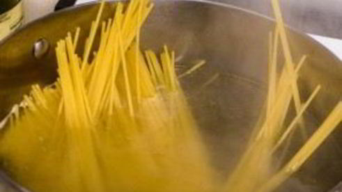 паста с фрикадельками в томатном соусе