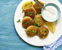 Рыбные фрикадельки с майонезным соусом и кресс-салатом