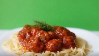 Спагетти с фрикадельками в соусе