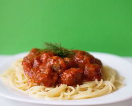 Спагетти с фрикадельками в томатном соусе