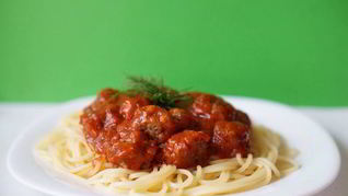 Спагетти с фрикадельками в томатном соусе