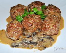 Тушеные фрикадельки в грибном соусе