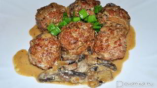 Тушеные фрикадельки в грибном соусе