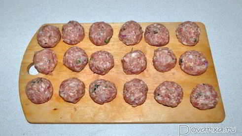 тушеные фрикадельки в грибном соусе