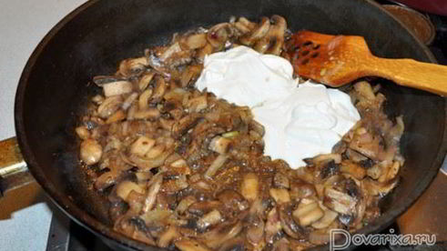 тушеные фрикадельки в грибном соусе