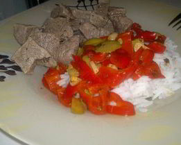 Белый рис с овощным рагу и мраморная говядина в традиционных французских специях