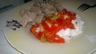 Белый рис с овощным рагу и мраморная говядина в традиционных французских специях