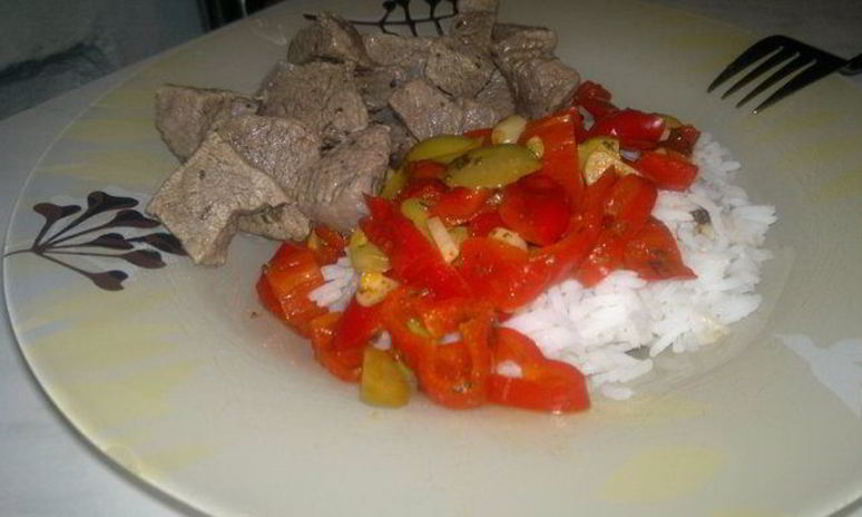 Рецепт белого риса с овощным рагу и мраморная говядина в традиционных французских специях