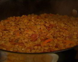 Чечевица с грибами, ветчиной и куриными сосисками