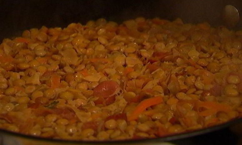 Рецепт чечевицы с грибами, ветчиной и куриными сосисками