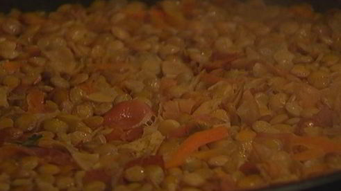 чечевица с грибами, ветчиной и куриными сосисками