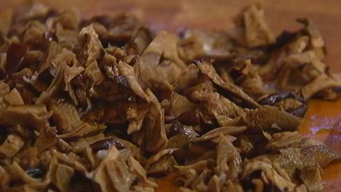 чечевица с грибами, ветчиной и куриными сосисками