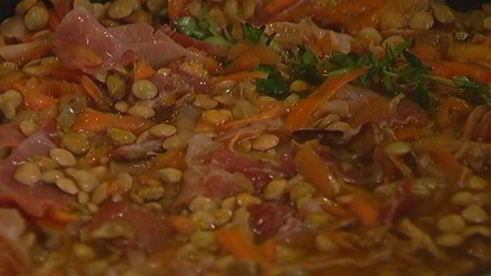 чечевица с грибами, ветчиной и куриными сосисками