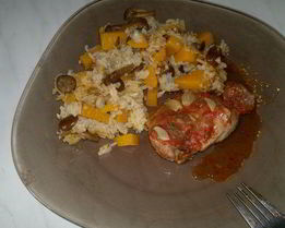 Индюшачьи бедра с томатами и чесноком, рис с тыквой и опятами