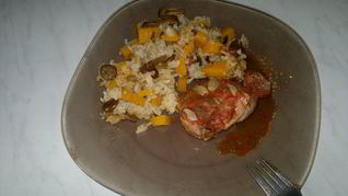 Индюшачьи бедра с томатами и чесноком, рис с тыквой и опятами