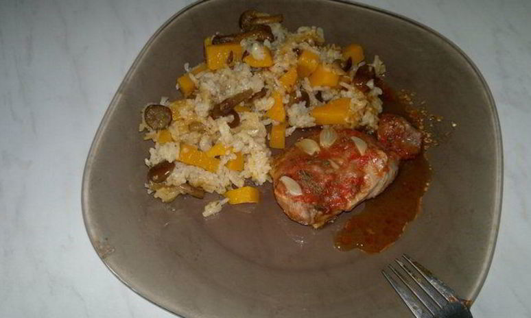 Рецепт индюшачьих бедер с томатами и чесноком, рис с тыквой и опятами