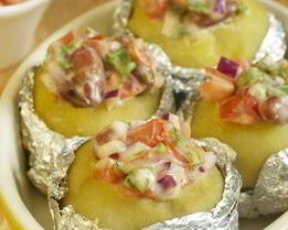 Картофель с помидорами, фасолью и зеленью