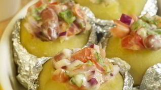 Картофель с помидорами, фасолью и зеленью