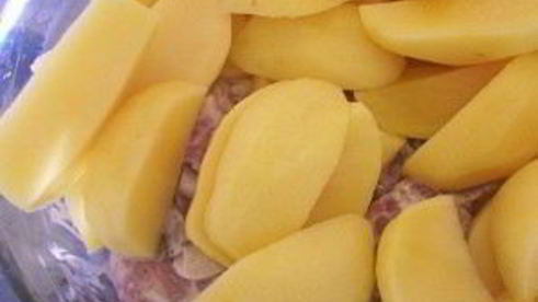 картофель со свининой в сметане