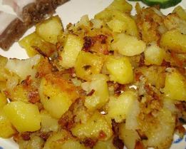 Картофель, жаренный в духовке с луком и сухими травами