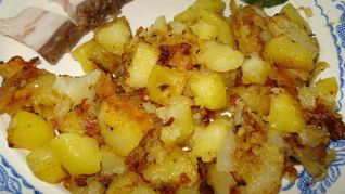 Картофель, жаренный в духовке с луком и сухими травами