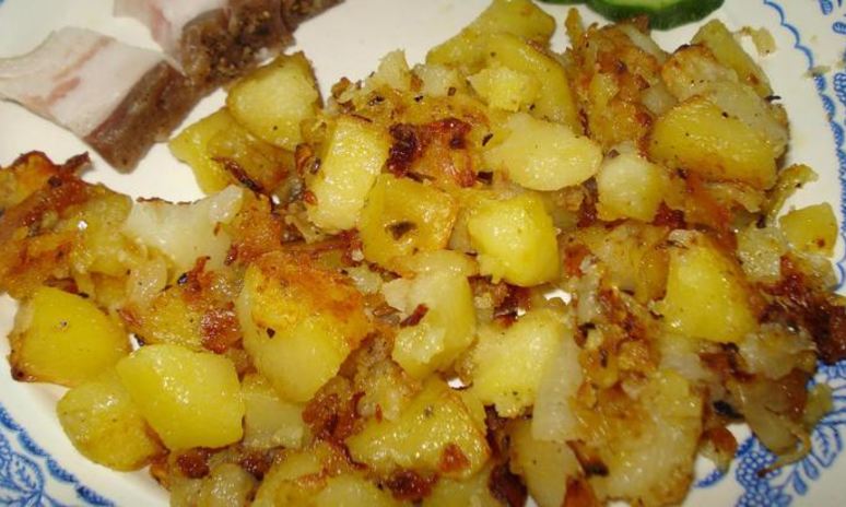 Рецепт картофеля, жаренного в духовке с луком и сухими травами