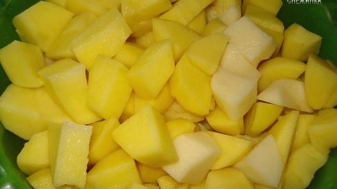 картофель, жаренный в духовке с луком и сухими травами