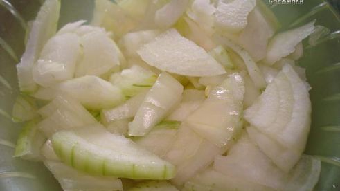 картофель, жаренный в духовке с луком и сухими травами