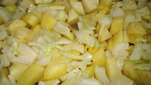 картофель, жаренный в духовке с луком и сухими травами