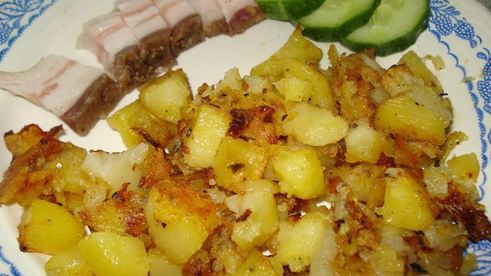 картофель, жаренный в духовке с луком и сухими травами