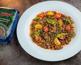 Красная чечевица с томатами и шпинатом