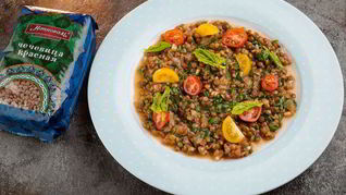 Красная чечевица с томатами и шпинатом