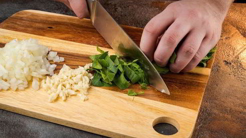 красная чечевица с томатами и шпинатом