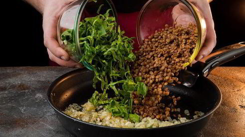 красная чечевица с томатами и шпинатом